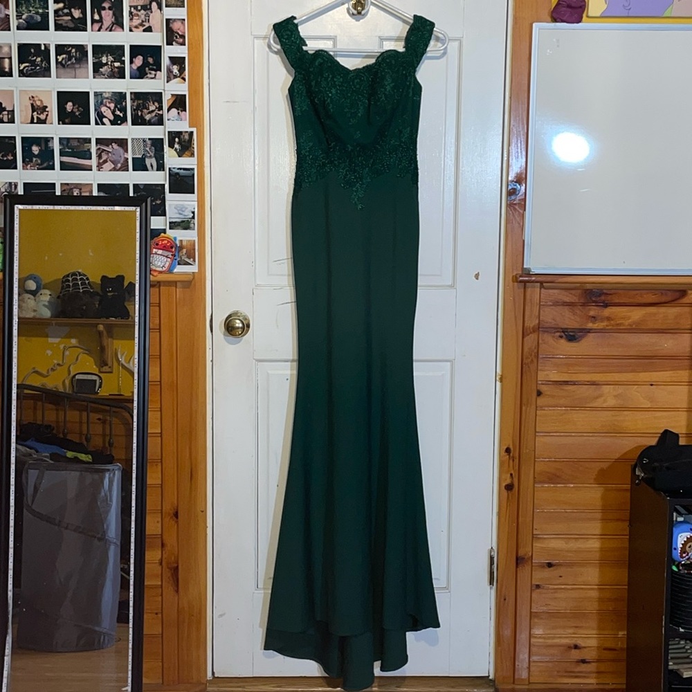 Dark forest green prom dress. Beautiful lace top simple elegant trail.